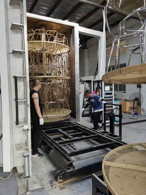 Qualität Abriebfeste PVD-Vakuumbeschichtungsmaschine mit vollautomatischer Steuerung und maßgefertigter Kammer Fabrik